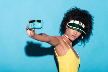 Afro kız alarak fotoğraf makinesinde