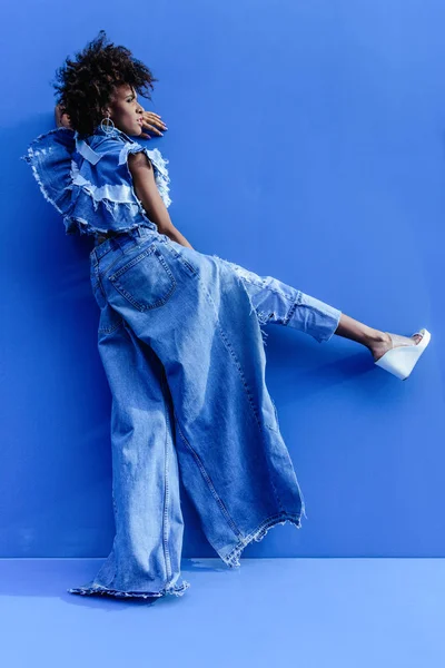 Afro chica posando en azul — Foto de Stock