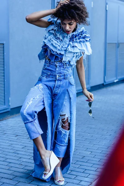 Afro chica posando para la moda disparar — Foto de Stock