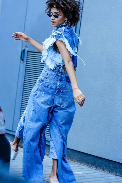 Chica afroamericana de moda en la calle — Foto de Stock