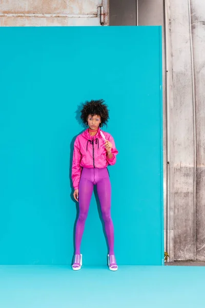 Chica afroamericana de moda con paleta — Foto de Stock