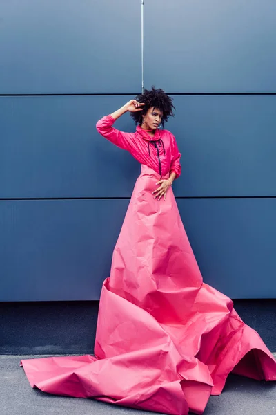 Mujer posando para sesión de moda — Foto de Stock