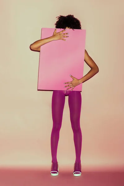 Chica con tarjeta rosa — Foto de stock gratis