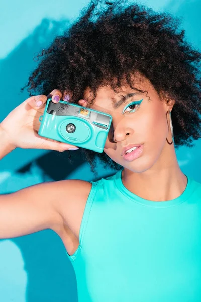 Afro modelo posando com câmera — Fotografia de Stock