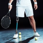 Tennista paralimpico con racchetta