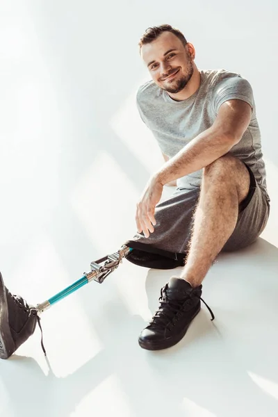 Usmívající se muž s nohu protézu — Stock fotografie