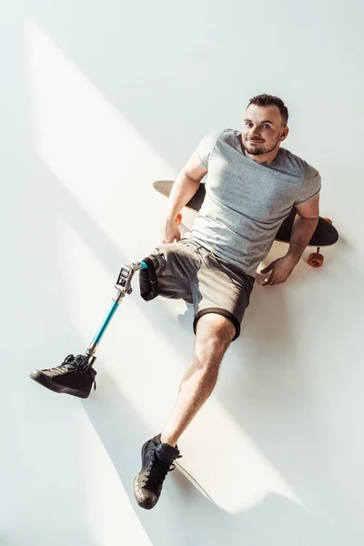 Man met been prothese rust op het skateboarden — Stockfoto