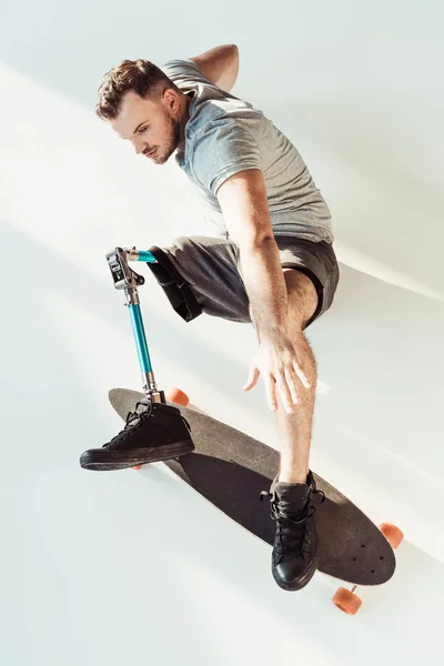 Hombre con prótesis de pierna con monopatín — Foto de Stock