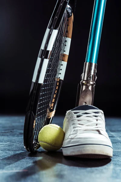 Leg prosthesis and tennis equipment — Stock Photo, Image
