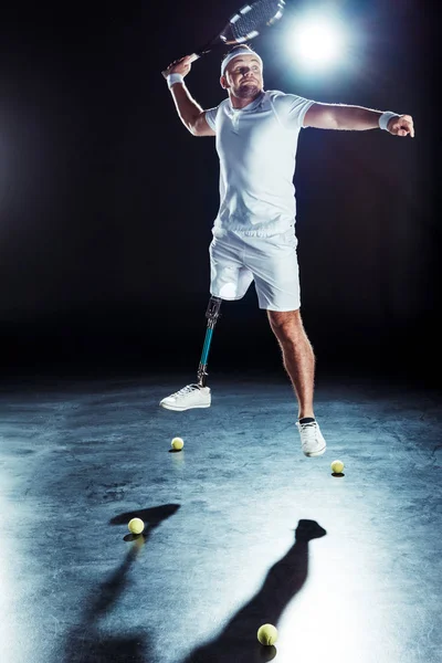 Спортсмен-паралимпиец играет в теннис — стоковое фото