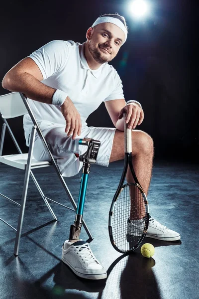 Паралімпійський тенісист відпочиває на стільці — Безкоштовне стокове фото