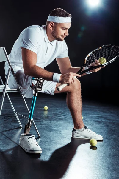 Паралимпийский теннисист отдыхает на стуле — стоковое фото