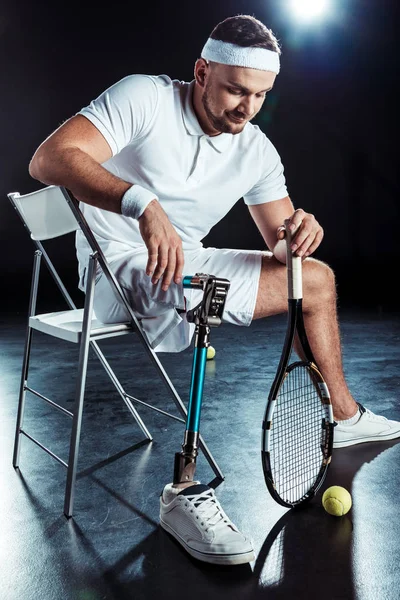 Joueur de tennis paralympique reposant sur une chaise — Photo gratuite