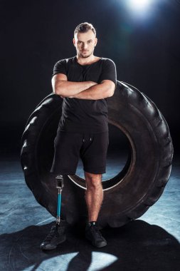 Lastik üzerinde eğilerek Paralimpik sporcusu