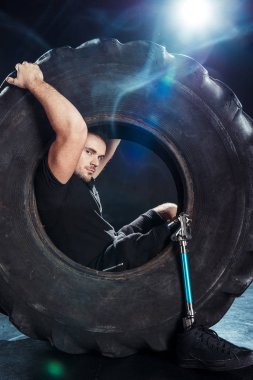 lastik içinde oturan Paralimpik sporcusu