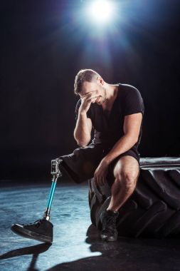 Lastik üzerinde dinlenme Paralimpik sporcusu