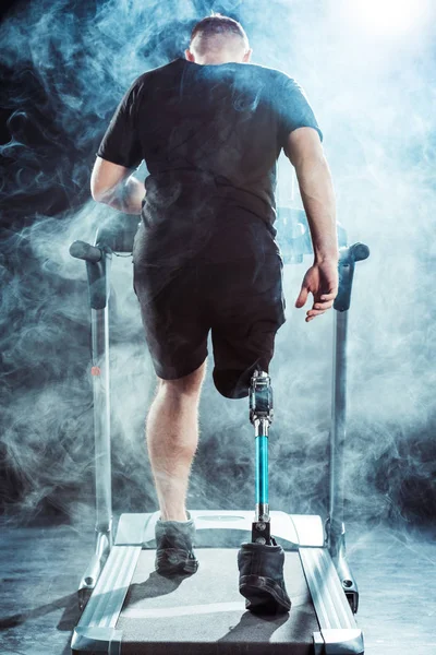 Sportovec s nohu protézu trénink na běžeckém pásu — Stock fotografie