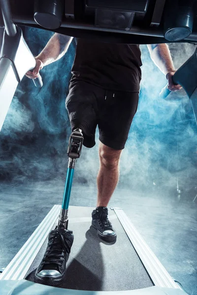 Sportsman with leg prosthesis training on treadmill — Stock Photo, Image