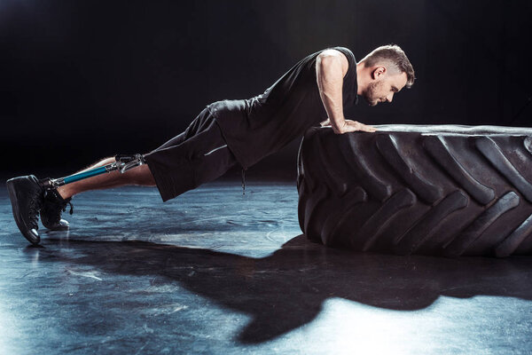 Спортсмен-паралимпиец отжимается
