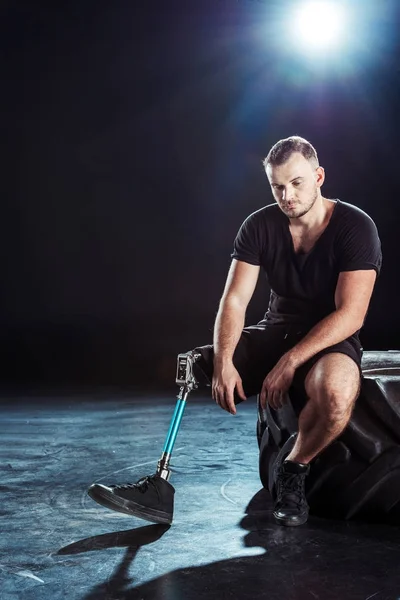 Paralympics-Sportler ruht auf Reifen — Stockfoto