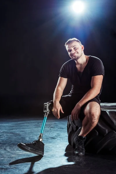 Deportista paralímpico descansando sobre un neumático — Foto de Stock
