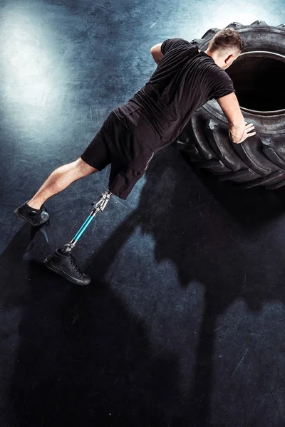 Deportista paralímpico haciendo flexiones — Foto de stock gratuita