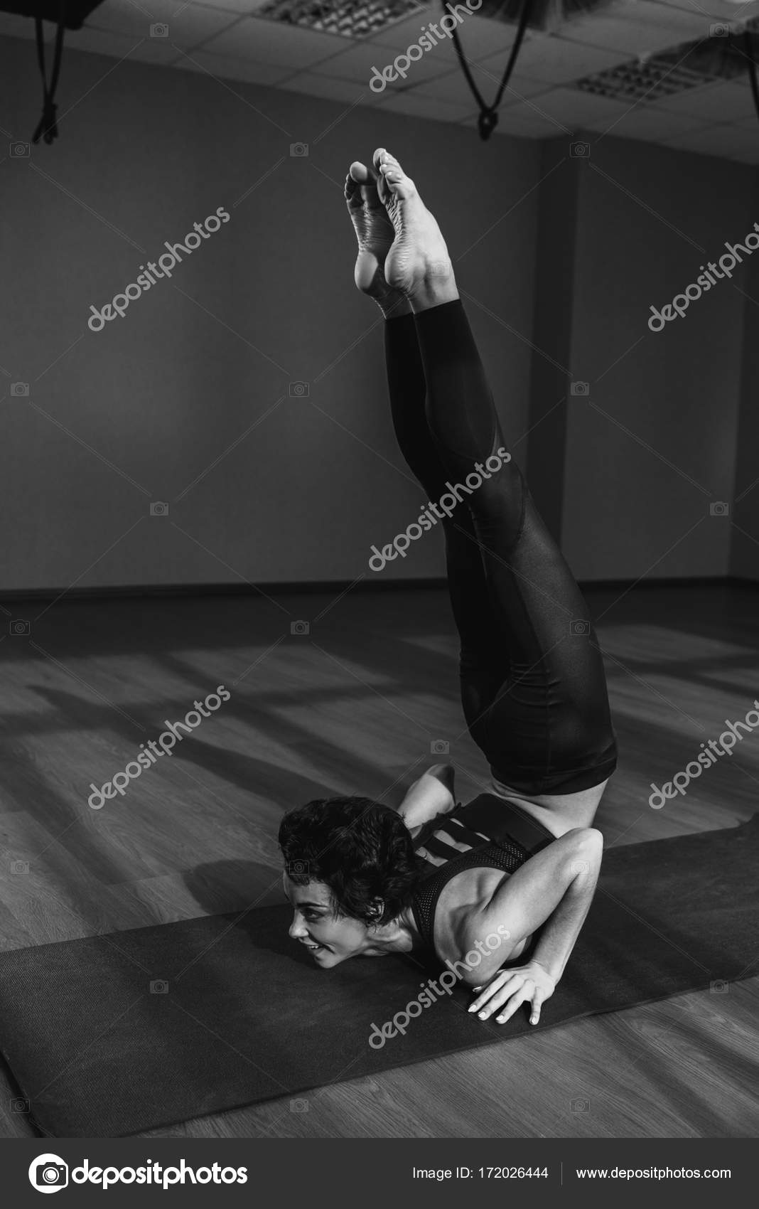 Imágenes de Mayurasana libres de derechos | DepositPhotos, image size:1068x1700