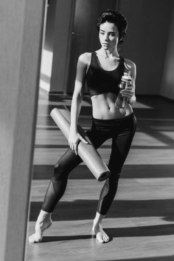 kadın yoga mat ve su ile