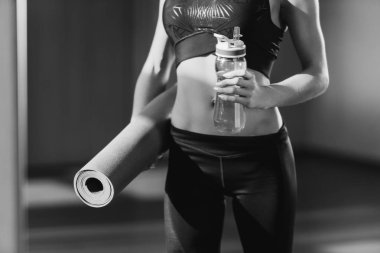 kadın yoga mat ve su ile