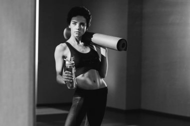 kadın yoga mat ve su ile