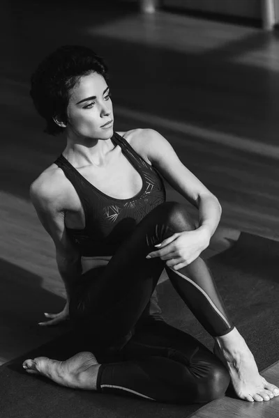 Mujer deportiva estiramiento — Foto de Stock