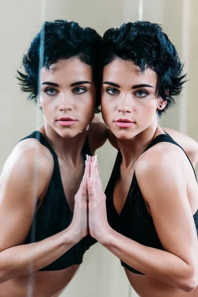 Mujer tocando la reflexión en espejo — Foto de Stock