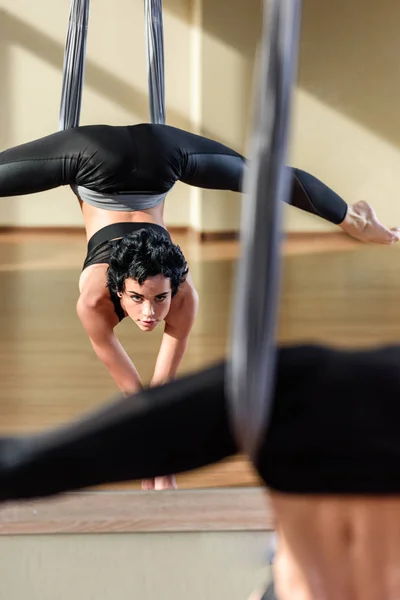 Mujer practicando yoga con mosca — Foto de Stock