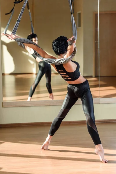Kvinna praktiserande akrobatiska antenn Dans — Stockfoto