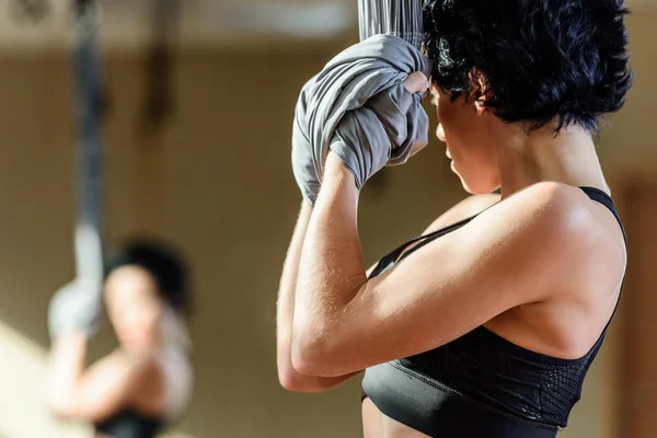 Mujer practicando danza aérea acrobática — Foto de Stock