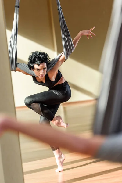 Kvinna praktiserande akrobatiska antenn Dans — Gratis stockfoto
