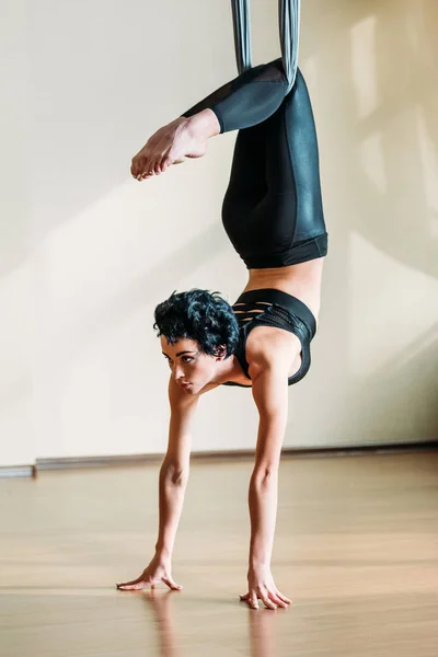 Mujer practicando yoga con mosca — Foto de Stock