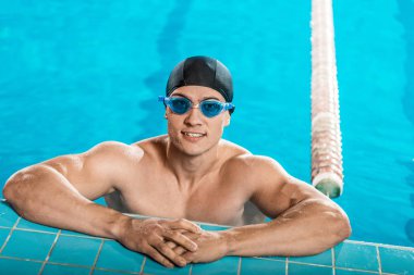 Yüzme havuzunda yüzen