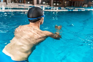 Yüzme havuzunda yüzen