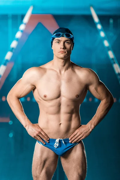 Muscular swimmer at swimming pool — Stock Photo, Image