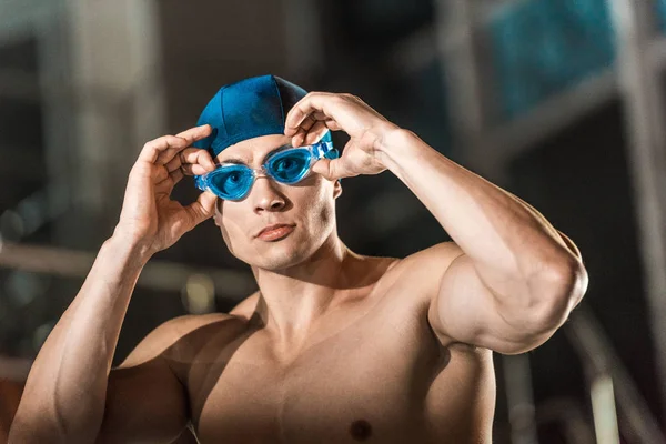 Muscular swimmer in goggles — Stock Photo, Image