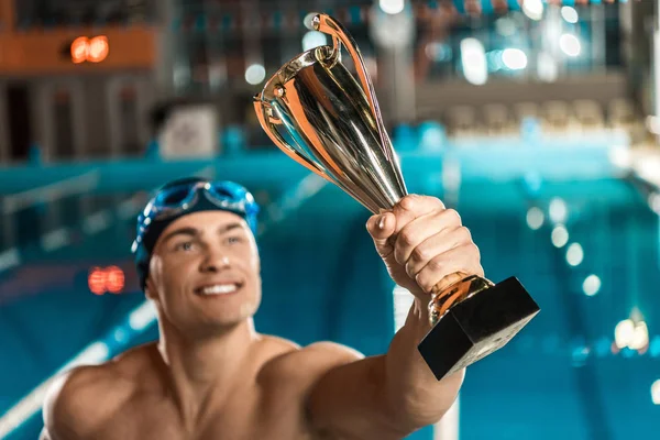 Nadador com copo de troféu — Fotografia de Stock