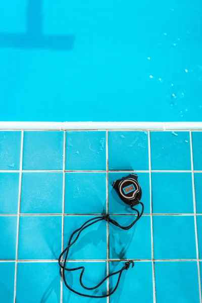 Stoppuhr im Wettkampfschwimmbecken — Stockfoto