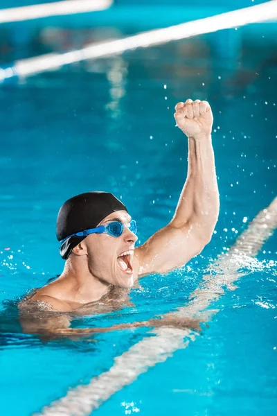 Nadador muscular vencedor — Fotografia de Stock