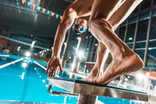 Nadador pulando na piscina — Fotografia de Stock