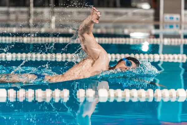 Junge Berufsschwimmerin — Stockfoto