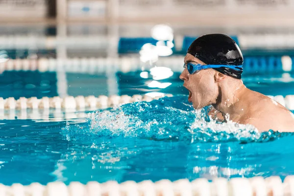 Nadador profissional em óculos — Fotografia de Stock