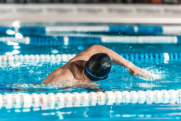 Fiatal profi úszó — Stock Fotó