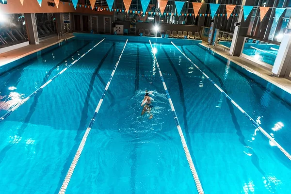 Zwemmer in zwemmen wedstrijdbad — Stockfoto