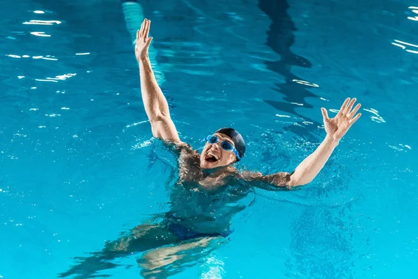 Aufgeregter Schwimmer mit Brille — Stockfoto